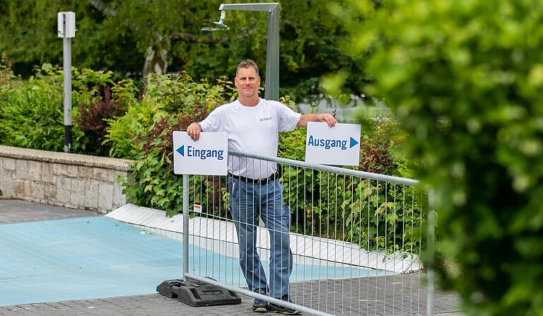 In den Freibädern zeigen Hinweisschilder den Badegästen, worauf sie achten müssen. Im Würzburger Dallenbergbad hat Bademeister Andreas Öhrlein schon Vorbereitungen getroffen.