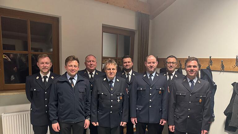 Kreisbrandmeister Patrick Stainbrook, Johannes Oberbüchler, Kreisbrandinspektor Karsten Ott, Günter Pfeuffer, Kreisbrandmeister Martin Lanig, Peter Eidel, und Kreisbrandmeister Jürgen Fuß und Joachim Hersam. Kreisbrandmeister Patrick Stainbrook, Johannes Oberbüchler, Kreisbrandinspektor Karsten Ott, Günter Pfeuffer, Kreisbrandmeister Martin Lanig, Peter Eidel, und Kreisbrandmeister Jürgen Fuß und Joachim Hersam.