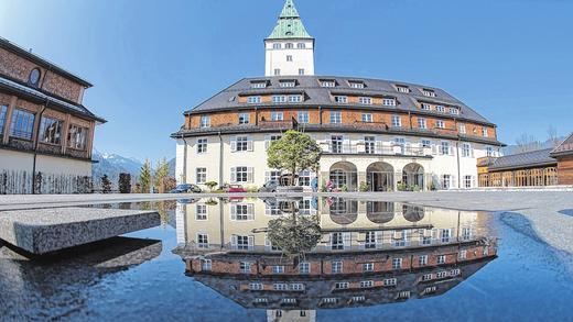 G7-Gipfel im Schlosshotel Elmau: Während der Gastgeber den Staatschefs jeden Wunsch erfüllen will, halten Kritiker den Tagungsort für denkbar ungeeignet.