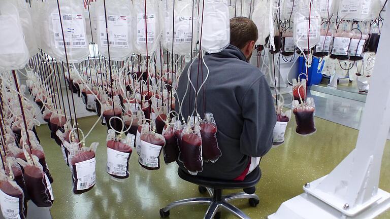 Mehrere hundert Spenderprodukte werden in einem separaten Raum des BSD Wiesentheid aufgehängt. Das Vollblut läuft über einen Filter und wird dabei gereinigt. Mehrere hundert Spenderprodukte werden in einem separaten Raum des BSD Wiesentheid aufgehängt. Das Vollblut läuft über einen Filter und wird dabei gereinigt.
