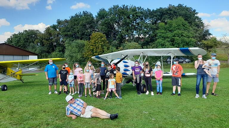 Der Flugsportverein Grabfeld veranstaltete im Rahmen der Ferienprogramme von Saal/Waltershausen (21 Kinder) und Großeibstadt/Kleineibstadt (23 Kinder) ein Ferienfliegen. Jedes Kind durfte einmal mitfliegen und aus Balsaholz ein kleines Flugzeug basteln. Außerdem hat jeder noch eine Bratwurst bekommen, gesponsert von der Metzgerei Düring. Geflogen wurde mit einem Segelflugzeug und vier motorisierten Flugzeugen (zwei Motorsegler und zwei Ultraleichtflugzeuge). Der Flugsportverein Grabfeld veranstaltete im Rahmen der Ferienprogramme von Saal/Waltershausen (21 Kinder) und Großeibstadt/Kleineibstadt (23 Kinder) ein Ferienfliegen. Jedes Kind durfte einmal mitfliegen und aus Balsaholz ein kleines Flugzeug basteln. Außerdem hat jeder noch eine Bratwurst bekommen, gesponsert von der Metzgerei Düring. Geflogen wurde mit einem Segelflugzeug und vier motorisierten Flugzeugen (zwei Motorsegler und zwei Ultraleichtflugzeuge).