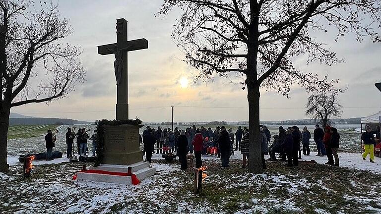 Zahlreiche Gäste wohnten der Segnung des restaurierten Steinkreuzes an der Ortseinfahrt von Kammerforst bei. Zahlreiche Gäste wohnten der Segnung des restaurierten Steinkreuzes an der Ortseinfahrt von Kammerforst bei.