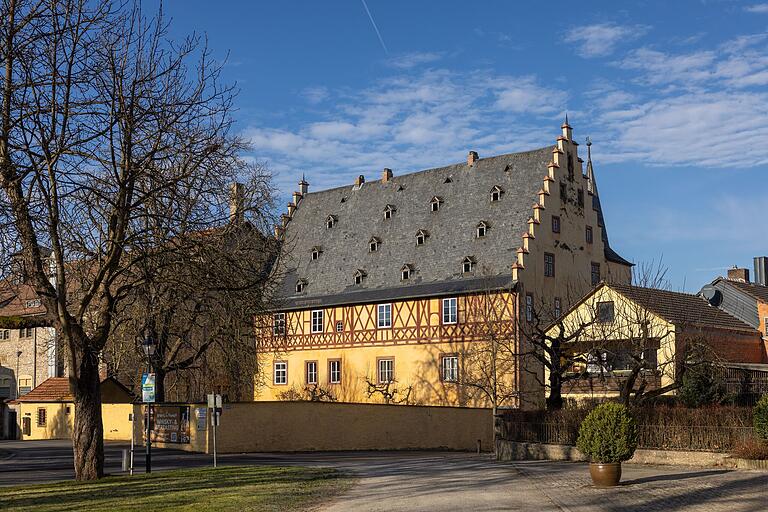 Blick auf das Burgsinner Schloss, einem stattlichen Herrenhaus, das 1545 von Andreas VIII. von Thüngen fertiggestellt wurde. Er gehörte der in Burgsinn ansässigen Linie der Familie an, daher der Name des Schlosses.