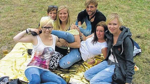 Dehnübungen?: Diese Gruppe legt offenbar gerade eine Tanzpause ein.