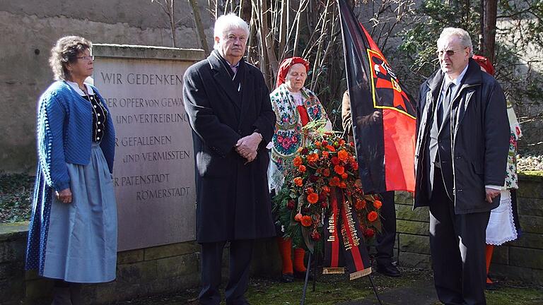 Zum Kriegerdenkmal in Zeil gehört auch der Gedenkstein für die Opfer von Krieg und Vertreibung aus Römerstadt. Dort legten Bezirksobmann Alfred Kipplinger (rechts) und Kreisobmann Karl-Heinz Schübert (2. von links) zum Tag des Selbstbestimmungsrechts einen Kranz nieder. Zum Kriegerdenkmal in Zeil gehört auch der Gedenkstein für die Opfer von Krieg und Vertreibung aus Römerstadt. Dort legten Bezirksobmann Alfred Kipplinger (rechts) und Kreisobmann Karl-Heinz Schübert (2. von links) zum Tag des Selbstbestimmungsrechts einen Kranz nieder.