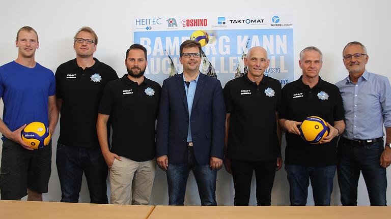 Freuen sich auf die Erste Liga in Bamberg (von links): Eltmanns Zuspieler Merten Krüger, Trainer Marco Donat, Jörg Schmalfuß (Marketing), Bambergs stellvertretender Bürgermeister, Dr. Christian Lange, Wolfgang Heyder (Marketing), Manager Rolf Werner und der Geschäftsführer der brose-Arena Horst Feulner. Freuen sich auf die Erste Liga in Bamberg (von links): Eltmanns Zuspieler Merten Krüger, Trainer Marco Donat, Jörg Schmalfuß (Marketing), Bambergs stellvertretender Bürgermeister, Dr. Christian Lange, Wolfgang Heyder (Marketing), Manager Rolf Werner und der Geschäftsführer der brose-Arena Horst Feulner.