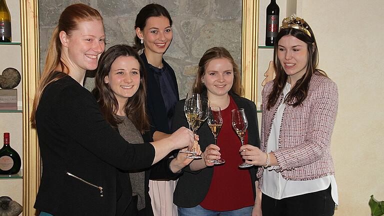 Auf die kommende Weinkönigin: Kimberly Langlotz, Vanessa Wischer, Lena Müller und Katharina Schmidt stoßen mit der amtierenden Weinkönigin Carolin Meyer an. Auf die kommende Weinkönigin: Kimberly Langlotz, Vanessa Wischer, Lena Müller und Katharina Schmidt stoßen mit der amtierenden Weinkönigin Carolin Meyer an.