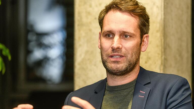 Andreas Fuchs ist seit 2019 Professor für Marketing und Digital Business an der Technischen Hochschule Würzburg-Schweinfurt. Er beschäftigt sich mit den Auswirkungen von KI auf die Lehre.
