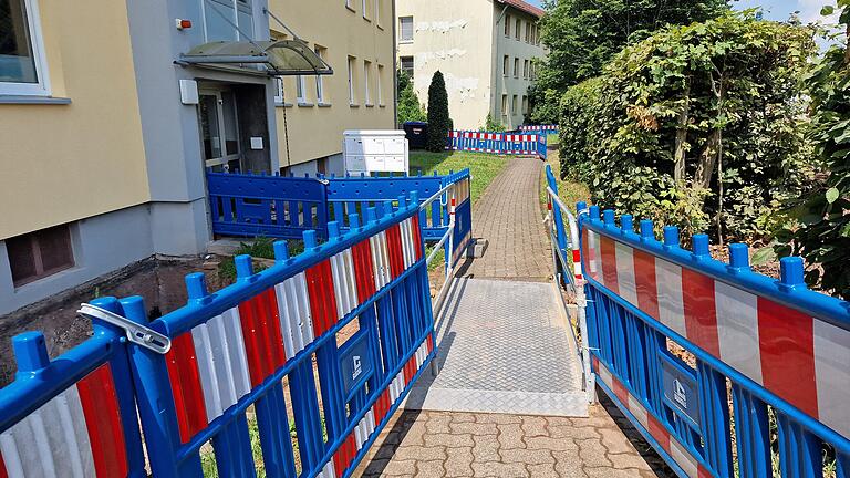 Die Sicherheit der Fußgänger und Anwohner wird durch spezielle Übergänge und Schutzplanken gewährleistet. Diese Absperrungen sind unbedingt zu beachten. - Die Sicherheit der Fußgänger und Anwohner wird durch spezielle Übergänge und Schutzplanken gewährleistet. Diese Absperrungen sind unbedingt zu beachten. Die Sicherheit der Fußgänger und Anwohner wird durch spezielle Übergänge und Schutzplanken gewährleistet. Diese Absperrungen sind unbedingt zu beachten. - Die Sicherheit der Fußgänger und Anwohner wird durch spezielle Übergänge und Schutzplanken gewährleistet. Diese Absperrungen sind unbedingt zu beachten.