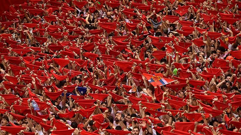 „Sanfermines”-Fest in Pamplona - Zu den vielen Fans gehört auch der spanische Fußball-Star Nico Williams. „Sanfermines”-Fest in Pamplona - Zu den vielen Fans gehört auch der spanische Fußball-Star Nico Williams.