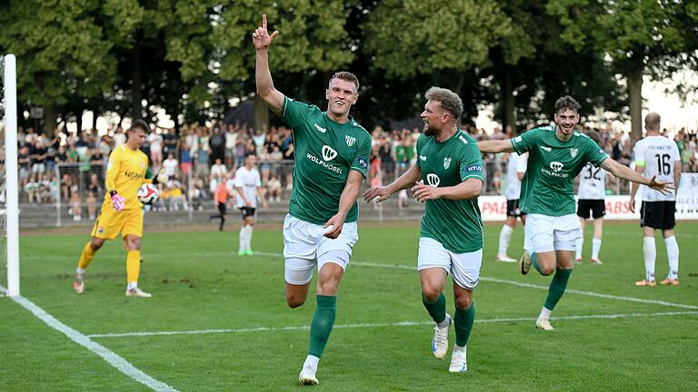 Die Entscheidung: Kevin Frisorger (vorne) trifft zum Schweinfurter 2:0, seine Teamkollegen Patrick Hofmann und Luca Trslic eilen zum Jubel herbei. Links der enttäuschte Aubstadter Torhüter Vladyslav Vertiei. Die Entscheidung: Kevin Frisorger (vorne) trifft zum Schweinfurter 2:0, seine Teamkollegen Patrick Hofmann und Luca Trslic eilen zum Jubel herbei. Links der enttäuschte Aubstadter Torhüter Vladyslav Vertiei.