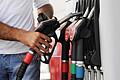 Tankstelle       -  ARCHIV - Ein Mann greift am 31.08.2013 in München (Bayern) nach einer Zapfpistole an einer Tankstelle. Foto: Tobias Hase/dpa (zu dpa '«Bild»: Kraftstoffabsatz 2014 voraussichtlich auf Elf-Jahres-Hoch' vom 11.10.2014) +++(c) dpa - Bildfunk+++