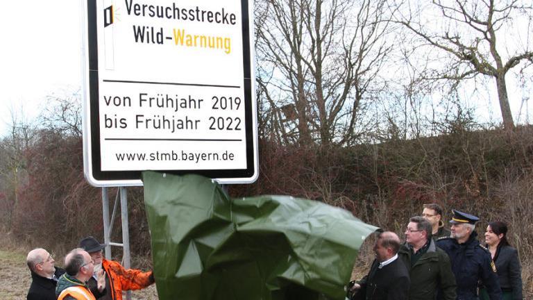 Im Beisein von zahlreichen Behörden- und Medienvertretern enthüllte Bayerns Innenstaatssekretär Gerhard Eck (4. von rechts) die Hinweistafel an der Teststrecke bei Schonungen.Foto: Karlheinz Franz - Im Beisein von zahlreichen Behörden- und Medienvertretern enthüllte Bayerns Innenstaatssekretär Gerhard Eck (4. von rechts) die Hinweistafel an der Teststrecke bei Schonungen.Foto: Karlheinz Franz Im Beisein von zahlreichen Behörden- und Medienvertretern enthüllte Bayerns Innenstaatssekretär Gerhard Eck (4. von rechts) die Hinweistafel an der Teststrecke bei Schonungen.Foto: Karlheinz Franz - Im Beisein von zahlreichen Behörden- und Medienvertretern enthüllte Bayerns Innenstaatssekretär Gerhard Eck (4. von rechts) die Hinweistafel an der Teststrecke bei Schonungen.Foto: Karlheinz Franz