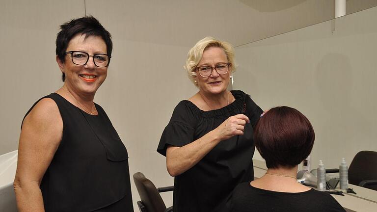 Für Christiane Schießer (links) gehört Barbara Vornberger als Mitarbeiterin nach 40 Jahren Betriebstreue schon zum festen Inventar. - Für Christiane Schießer (links) gehört Barbara Vornberger als Mitarbeiterin nach 40 Jahren Betriebstreue schon zum festen Inventar. Für Christiane Schießer (links) gehört Barbara Vornberger als Mitarbeiterin nach 40 Jahren Betriebstreue schon zum festen Inventar. - Für Christiane Schießer (links) gehört Barbara Vornberger als Mitarbeiterin nach 40 Jahren Betriebstreue schon zum festen Inventar.
