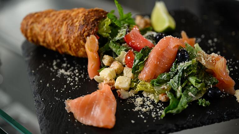 Das rollenförmige Hefegebäck füllen die Brüder wahlweise mit Süßem oder Deftigem. Auf dem Foto die deftige Variante mit Salat und Lachs als Beilage. Das rollenförmige Hefegebäck füllen die Brüder wahlweise mit Süßem oder Deftigem. Auf dem Foto die deftige Variante mit Salat und Lachs als Beilage.