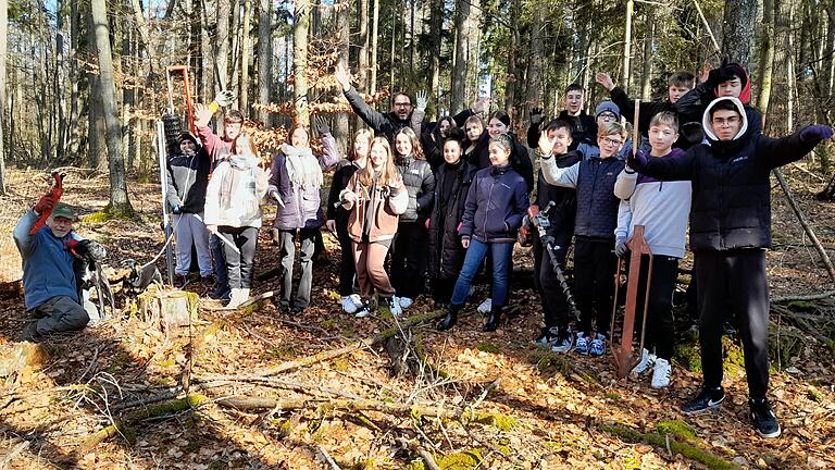 Schülerinnen und Schüler der Umweltschule Frammersbach bauten im Wald der Bayerischen Staatsforsten einen Zaun für die Pflanzung von Tannen.