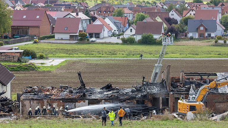 Den Tatort gibt es nicht mehr: Zu den mysteriösen Zwischenfällen um den Mordfall Sabine B. gehört der Brand, der im September 2022 die Scheune des Hofes in Wiesenfeld in Schutt und Asche legte. Den Tatort gibt es nicht mehr: Zu den mysteriösen Zwischenfällen um den Mordfall Sabine B. gehört der Brand, der im September 2022 die Scheune des Hofes in Wiesenfeld in Schutt und Asche legte.