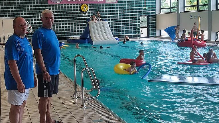 Ein wachsames Auge erfordert die Aufsicht im Hallenbad Schonungen. Im Bild Hermann Doile (rechts) und Betriebsleiter Klaus Ludwig. Ein wachsames Auge erfordert die Aufsicht im Hallenbad Schonungen. Im Bild Hermann Doile (rechts) und Betriebsleiter Klaus Ludwig.
