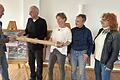 Walter Kömpel zeigt Herbert Holzheimer, Kulturwart des örtlichen Rhönklubs, die steinerne Wasserleitung, die er in der Nähe von Altglashütten gefunden hat. Mit auf dem Bild: Marion Stephan, sowie Heribert Kaufmann und Rosa Carl-Strauß vom Vorstand des 'Haus für Alle'.