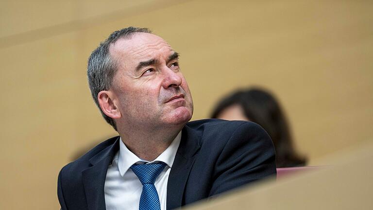 Hubert Aiwanger       -  Freie-Wähler-Chef Hubert Aiwanger sieht sich harscher Kritik des Koalitionspartners CSU ausgesetzt. (Archivbild)