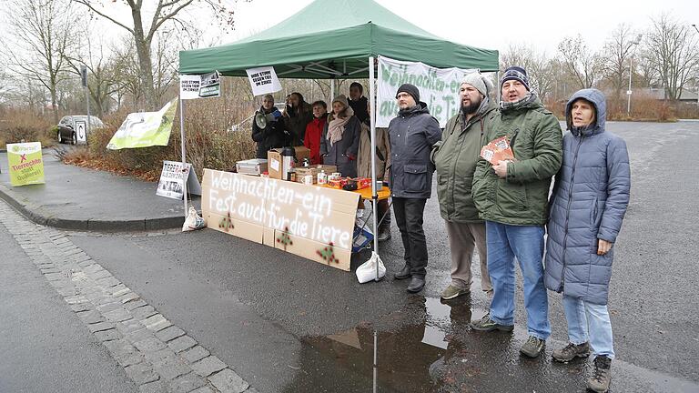 Unter anderem Vertreter der V-Partei 3 und der Tierschutzpartei protestierten vor dem Schweinfurter Weihnachtscircus am Volksfestplatz und forderten, dass keine Tiere im Zirkus gehalten werden.