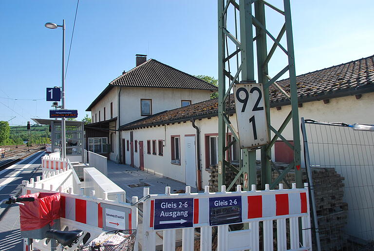 Auf der den Bahngleisen zugewandten Seite wird das Gebäude geschlossen. So entsteht Platz für ein monumentales Zuggemälde. Auf der den Bahngleisen zugewandten Seite wird das Gebäude geschlossen. So entsteht Platz für ein monumentales Zuggemälde.