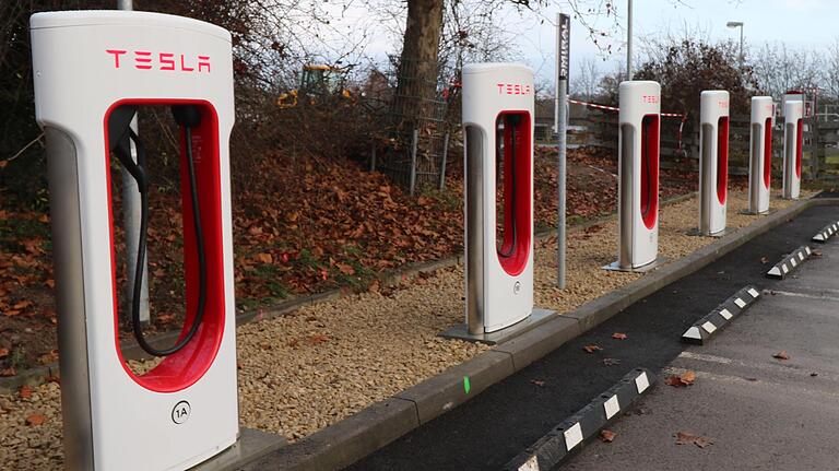 Acht neue Supercharger hat Tesla auf dem Autobahn-Ratsplatz der A70 in Knetzgau installiert. Acht neue Supercharger hat Tesla auf dem Autobahn-Ratsplatz der A70 in Knetzgau installiert.