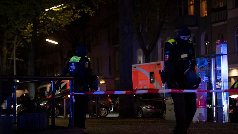 Polizeieinsatz in Berlin-Schöneberg.jpeg       -  Polizisten stehen an der Keithstraße hinter Absperrband.