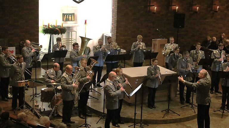 Das Konzert eröffnete eindrucksvoll das vom Leiter des Heeresmusikkorps Roland Kahle dirigierte große Ensemble mit dem Konzertmarsch 'The Earl of Oxford March'.&nbsp;