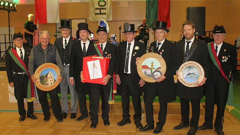 Siegerfoto beim Bürgerschießen in Wiesentheid (von links): Klaus Schneider, Georg Stürmer, Paul von Schönborn, Florian Patzolt, Karl Gropp, Peter Gebhardt, Stefan Zehner, Michael Wiener und Richard Reisenleiter. Siegerfoto beim Bürgerschießen in Wiesentheid (von links): Klaus Schneider, Georg Stürmer, Paul von Schönborn, Florian Patzolt, Karl Gropp, Peter Gebhardt, Stefan Zehner, Michael Wiener und Richard Reisenleiter.