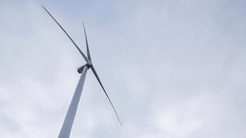 Hoch oben faucht der Rotor: Station 1 des Windlehrpfads auf der Schwanfelder Höhe.