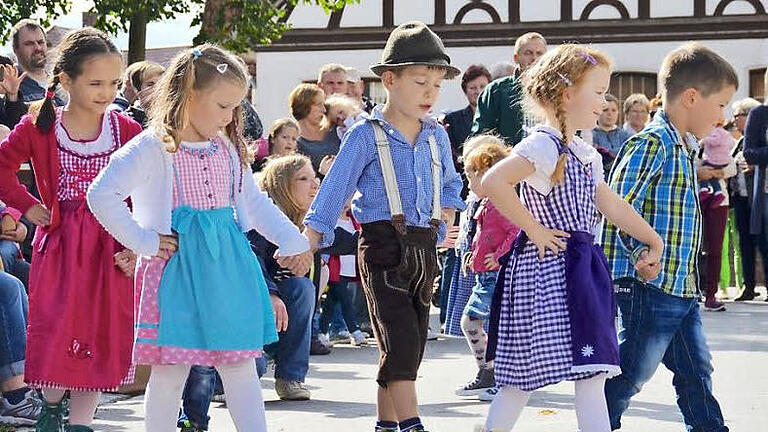 Kindergartenkinder tanzen auf dem 'Kirmesmoat'. Unter diesem Namen wurde im vergangenen Jahr die Steinacher Kirmes erstmals zusammen mit dem Marktfest gefeiert, organisiert vom Heimatverein. Ob es auch heuer einen 'Kirmesmoat' geben wird, ist ungewiss.  Foto: Kathrin Kupka-Hahn       -  Kindergartenkinder tanzen auf dem 'Kirmesmoat'. Unter diesem Namen wurde im vergangenen Jahr die Steinacher Kirmes erstmals zusammen mit dem Marktfest gefeiert, organisiert vom Heimatverein. Ob es auch heuer einen 'Kirmesmoat' geben wird, ist ungewiss.  Foto: Kathrin Kupka-Hahn