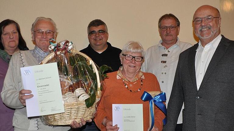 Treue zu den Eigenheimern. Im Bild der Referent des Abends Heinz Amling (von rechts) mit den Geehrten und den Vorstandsmitgliedern Wolfgang Heppt, Loretta Gärtner, Bernd Vierengel, Meinhard Schmitt und Gertrud Derleder.