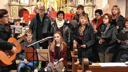 Der Chor „Taktvoll“ aus Steinsfeld mit seiner Leiterin Susanne Englert (links) bereicherte das Adventskonzert in der Kirche in Steinsfeld durch zwei Liedbeiträge. Der Chor „Taktvoll“ aus Steinsfeld mit seiner Leiterin Susanne Englert (links) bereicherte das Adventskonzert in der Kirche in Steinsfeld durch zwei Liedbeiträge.