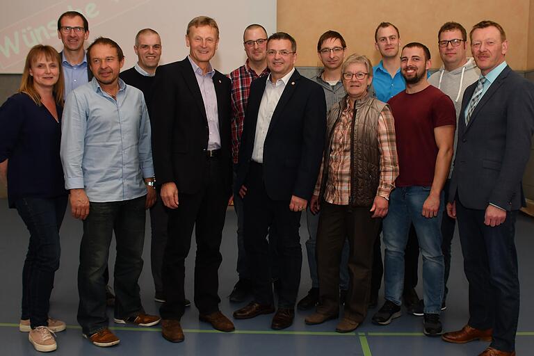 Der neue und alte Vorstand des TV Ochsenfurt (von links): Sabine Radetzky (stellv. Vorsitzende Finanzen), Hubert Karl (ehem. Vorsitzender Sport), Rudolf Erbel (neuer stellv. Vorsitzender Verwaltung), Otmar Reißmann (neuer Vorsitzender Liegenschaften), Dr. Klaus Ziegler (ehem. Vorsitzender Verwaltung), Jan Kohlhepp (neuer Vorsitzender Sport), Steffen Krämer (neuer Vorsitzender Verwaltung), Marco Schuler (Vorsitzender Schriftführer), Renate Egger (Vorsitzende Verwaltung), David Weigand (neuer stellv. Vorsitzender Sport), Thomas Warren (neuer stellv. Vorsitzender Schriftführer), Matthias Weidinger (stellv. Vorsitzender Liegenschaften) und Bürgermeister Peter Juks. Der neue und alte Vorstand des TV Ochsenfurt (von links): Sabine Radetzky (stellv. Vorsitzende Finanzen), Hubert Karl (ehem. Vorsitzender Sport), Rudolf Erbel (neuer stellv. Vorsitzender Verwaltung), Otmar Reißmann (neuer Vorsitzender Liegenschaften), Dr. Klaus Ziegler (ehem. Vorsitzender Verwaltung), Jan Kohlhepp (neuer Vorsitzender Sport), Steffen Krämer (neuer Vorsitzender Verwaltung), Marco Schuler (Vorsitzender Schriftführer), Renate Egger (Vorsitzende Verwaltung), David Weigand (neuer stellv. Vorsitzender Sport), Thomas Warren (neuer stellv. Vorsitzender Schriftführer), Matthias Weidinger (stellv. Vorsitzender Liegenschaften) und Bürgermeister Peter Juks.