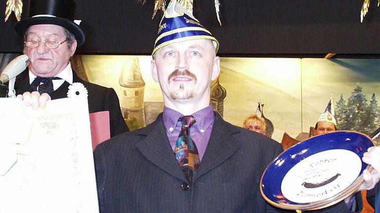 Sicher ein Höhepunkt: Der Lohrer Redaktionsleiter Roland Pleier nimmt 2001 im Fasching für die Kolumne 'Der Bayerstürmer' den 'Dunnerkeil' der Lohrer Mopper entgegen. Sicher ein Höhepunkt: Der Lohrer Redaktionsleiter Roland Pleier nimmt 2001 im Fasching für die Kolumne 'Der Bayerstürmer' den 'Dunnerkeil' der Lohrer Mopper entgegen.