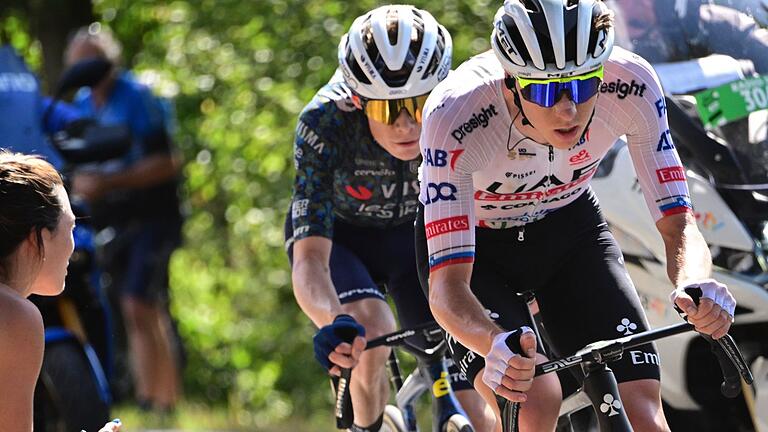 Pogacar und Vingegaard       -  Lieferten sich den ersten Schlagabtausch bei der Tour: Tadej Pogacar (r) und Jonas Vingegaard.