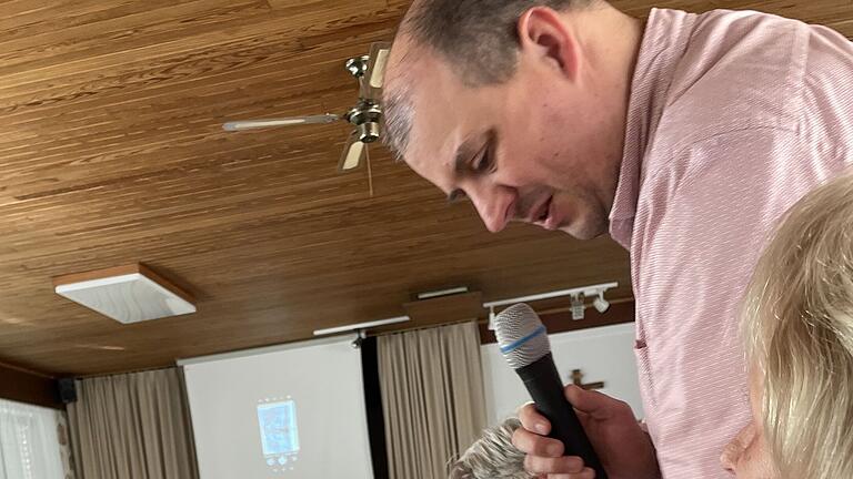 Florian Maier zeigt Kommunionbilder aus früheren Jahren.