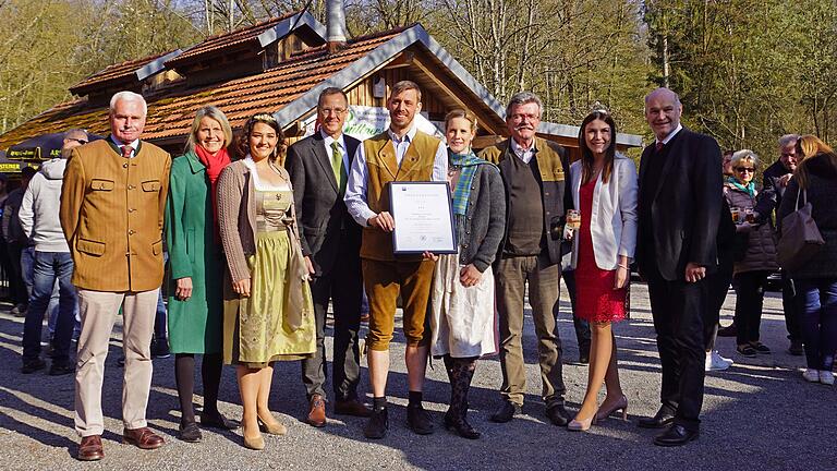Pächterwechsel im beliebten Waldhaus Einsiedel zwischen Rimpar und Gramschatz. Von links: Henning Glawatz und Brauereichefin Dr. Susann Schubert, Anni Dietz (Weinprinzessin Würzburg-Heidingsfeld), IHK-Hauptgeschäftsführer Prof. Dr. Ralf Jahn, die Pächter Michael und Pia Schloßareck, Arnsteins 3. Bürgermeister Bernd Röll, die Fränkische Weinkönigin Carolin Meyer und Landrat Eberhard Nuß. Pächterwechsel im beliebten Waldhaus Einsiedel zwischen Rimpar und Gramschatz. Von links: Henning Glawatz und Brauereichefin Dr. Susann Schubert, Anni Dietz (Weinprinzessin Würzburg-Heidingsfeld), IHK-Hauptgeschäftsführer Prof. Dr. Ralf Jahn, die Pächter Michael und Pia Schloßareck, Arnsteins 3. Bürgermeister Bernd Röll, die Fränkische Weinkönigin Carolin Meyer und Landrat Eberhard Nuß.