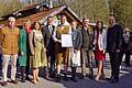 Pächterwechsel im beliebten Waldhaus Einsiedel zwischen Rimpar und Gramschatz. Von links: Henning Glawatz und Brauereichefin Dr. Susann Schubert, Anni Dietz (Weinprinzessin Würzburg-Heidingsfeld), IHK-Hauptgeschäftsführer Prof. Dr. Ralf Jahn, die Pächter Michael und Pia Schloßareck, Arnsteins 3. Bürgermeister Bernd Röll, die Fränkische Weinkönigin Carolin Meyer und Landrat Eberhard Nuß.