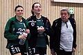 Analyse noch auf dem Feld: Der Waigolshausener Trainer Peter Krause trotz des Sieges im Diskurs mit seinen Spielerinnen Annika Mergans (links) und Irina Koch.