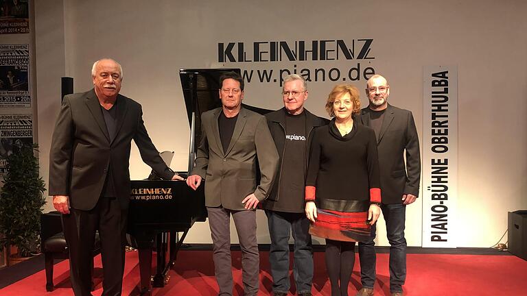 Beatrix und Peter Kleinhenz vom Piano-Center in Reith ehrten mit (ab 2. von links) Fritz Sattes, Michael Herrmann, und Stefan Witzke Mitarbeiter für ihre langjährige Firmentreue. Foto: Herbert Vogt - Beatrix und Peter Kleinhenz vom Piano-Center in Reith ehrten mit (ab 2. von links) Fritz Sattes, Michael Herrmann, und Stefan Witzke Mitarbeiter für ihre langjährige Firmentreue. Foto: Herbert Vogt Beatrix und Peter Kleinhenz vom Piano-Center in Reith ehrten mit (ab 2. von links) Fritz Sattes, Michael Herrmann, und Stefan Witzke Mitarbeiter für ihre langjährige Firmentreue. Foto: Herbert Vogt - Beatrix und Peter Kleinhenz vom Piano-Center in Reith ehrten mit (ab 2. von links) Fritz Sattes, Michael Herrmann, und Stefan Witzke Mitarbeiter für ihre langjährige Firmentreue. Foto: Herbert Vogt