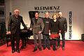 Beatrix und Peter Kleinhenz vom Piano-Center in Reith ehrten mit (ab 2. von links) Fritz Sattes, Michael Herrmann, und Stefan Witzke Mitarbeiter für ihre langjährige Firmentreue.  Foto: Herbert Vogt       -  Beatrix und Peter Kleinhenz vom Piano-Center in Reith ehrten mit (ab 2. von links) Fritz Sattes, Michael Herrmann, und Stefan Witzke Mitarbeiter für ihre langjährige Firmentreue.  Foto: Herbert Vogt