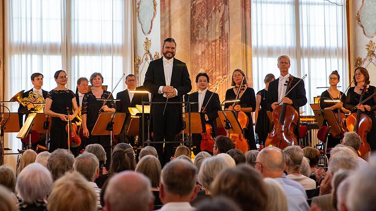 Komplizen in Sachen Schwung und Euphorie: Enrico Calesso und das Philharmonische Orchester Würzburg. Komplizen in Sachen Schwung und Euphorie: Enrico Calesso und das Philharmonische Orchester Würzburg.