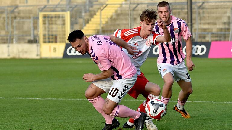 Timo Pitter (links) vom TSV Aubstadt behauptet in dieser Szene den Ball gegen Jonathan Jensen vom FC Bayern München II. Timo Pitter (links) vom TSV Aubstadt behauptet in dieser Szene den Ball gegen Jonathan Jensen vom FC Bayern München II.
