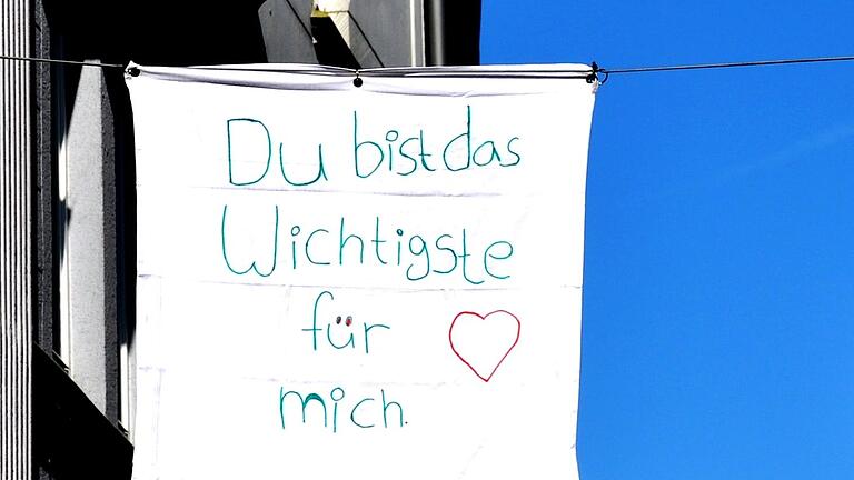 So könnte ein Kissenbezug aussehen (im Bild die Straße der Poesie in Rendsburg). Die Sprüche findet der Kunstverein im Gespräch mit Bad Neustädter Bürgerinnen und Bürgern. So könnte ein Kissenbezug aussehen (im Bild die Straße der Poesie in Rendsburg). Die Sprüche findet der Kunstverein im Gespräch mit Bad Neustädter Bürgerinnen und Bürgern. 