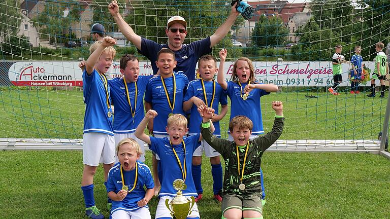 Das U9-Turnier mit zehn teilnehmenden Teams hat die Mannschaft des FC Zell gewonnen. Die Freude über den Titelgewinn und den Pokal war sichtlich groß.