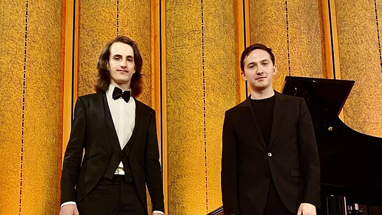 Wieder sehen nach einem Dreivierteljahr: Sergey Tanin (rechts) und Yoav Levanon, der Erst- und der Zeitplatzierte des Kissinger Klavier-Olymps 2020. Foto: Gerhild Ahnert - Wieder sehen nach einem Dreivierteljahr: Sergey Tanin (rechts) und Yoav Levanon, der Erst- und der Zeitplatzierte des Kissinger Klavier-Olymps 2020. Foto: Gerhild Ahnert Wieder sehen nach einem Dreivierteljahr: Sergey Tanin (rechts) und Yoav Levanon, der Erst- und der Zeitplatzierte des Kissinger Klavier-Olymps 2020. Foto: Gerhild Ahnert - Wieder sehen nach einem Dreivierteljahr: Sergey Tanin (rechts) und Yoav Levanon, der Erst- und der Zeitplatzierte des Kissinger Klavier-Olymps 2020. Foto: Gerhild Ahnert