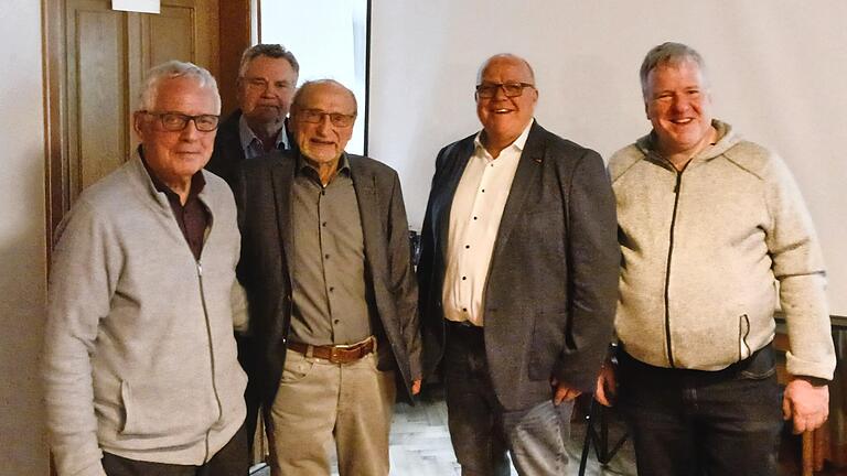 Zum 90. Geburtstag gratulierten Helmut Schebler (Dritter von links) Gerhard Müller (Männergesangverein), Gerhard Schmitt (Schützen-Club), Achim Müller (Bürgermeister) und Sigi Müller-Salomon (Männergesangverein).