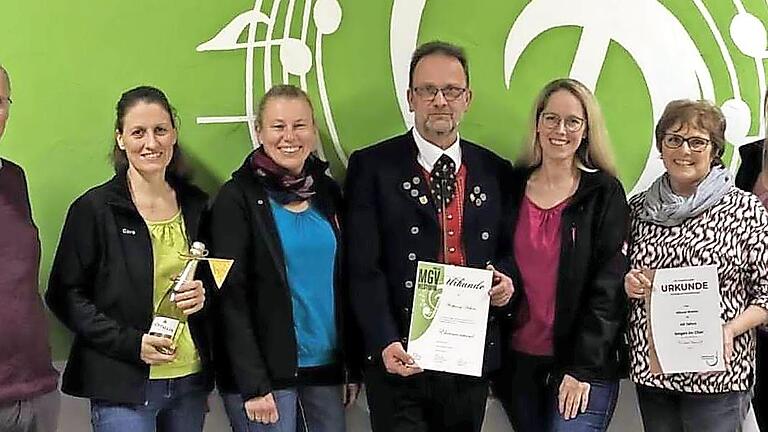 Auf dem Bild sind (von links) Norbert Schmitt, Carolin Kraatz, Kerstin Metz, Wolfgang Hefner, Jessica Schricker, Hiltrud Wahler, Theresa Kraft zu sehen. - Auf dem Bild sind (von links) Norbert Schmitt, Carolin Kraatz, Kerstin Metz, Wolfgang Hefner, Jessica Schricker, Hiltrud Wahler, Theresa Kraft zu sehen. Auf dem Bild sind (von links) Norbert Schmitt, Carolin Kraatz, Kerstin Metz, Wolfgang Hefner, Jessica Schricker, Hiltrud Wahler, Theresa Kraft zu sehen. - Auf dem Bild sind (von links) Norbert Schmitt, Carolin Kraatz, Kerstin Metz, Wolfgang Hefner, Jessica Schricker, Hiltrud Wahler, Theresa Kraft zu sehen.